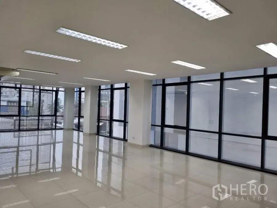 สำนักงาน ให้เช่าในBang Kho Laem, Bangkok - สำนักงานแปลนเปิด โปร่งสว่าง พื้นกระเบื้องเงา กระจกบานใหญ่กรอบสีดำ และไฟฟลูออเรสเซนต์ ในเขตบางคอแหลม