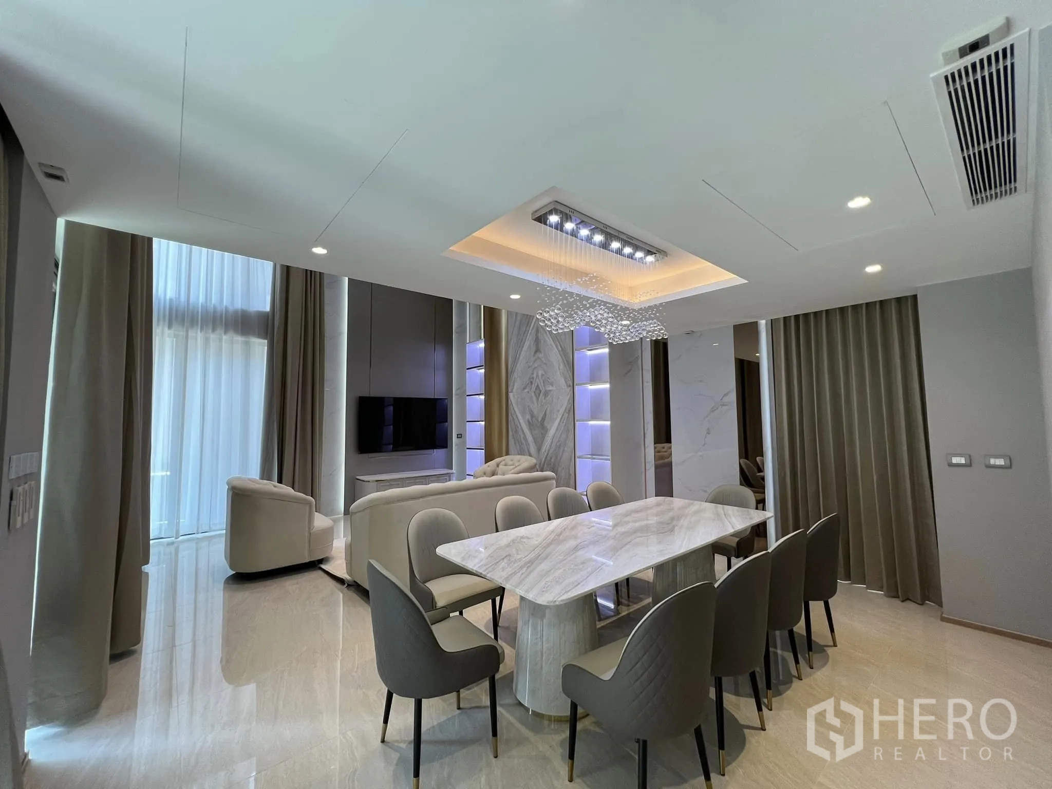 บ้าน ให้เช่าหรือขายในYan Nawa, Bangkok - ห้องรับประทานอาหารและนั่งเล่นหรู โต๊ะหินอ่อนและโคมไฟดีไซน์