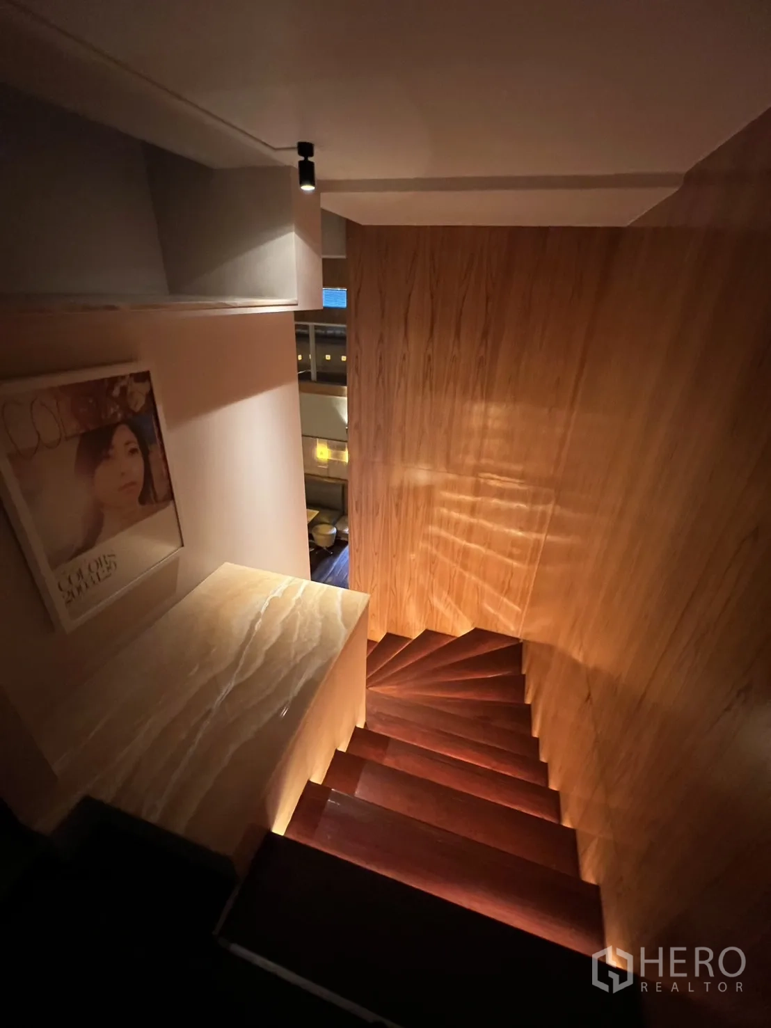 零售空间 出租在Watthana, Bangkok - 木楼梯，台阶下藏灯通往上层。