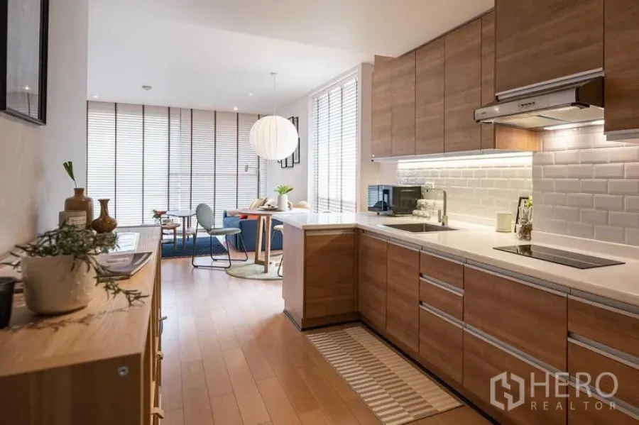 คอนโด ให้เช่าหรือขายในPathum Wan, Bangkok - ครัวและห้องนั่งเล่นแบบโอเพนแปลน พื้นไม้ และตู้เก็บของครบ