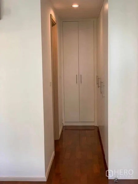 公寓 出租或出售在Khlong Toei, Bangkok - 走廊配嵌入式衣柜与木地板。