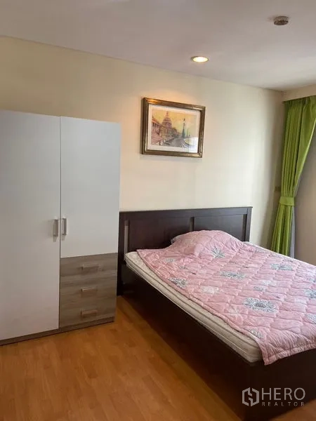 คอนโด ให้เช่าในPathum Wan, Bangkok - ห้องนอนที่สองพร้อมเตียง คู่กับตู้เสื้อผ้าแยก และผ้าม่านสีเขียว