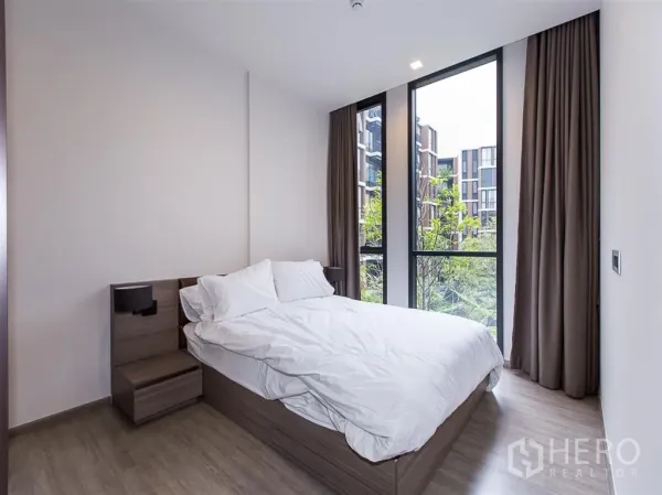 คอนโด ให้เช่าในWatthana, Bangkok - ห้องนอนอบอุ่น กระจกสูง วิวสวนและเตียงคู่ในคอนโด Mori Haus