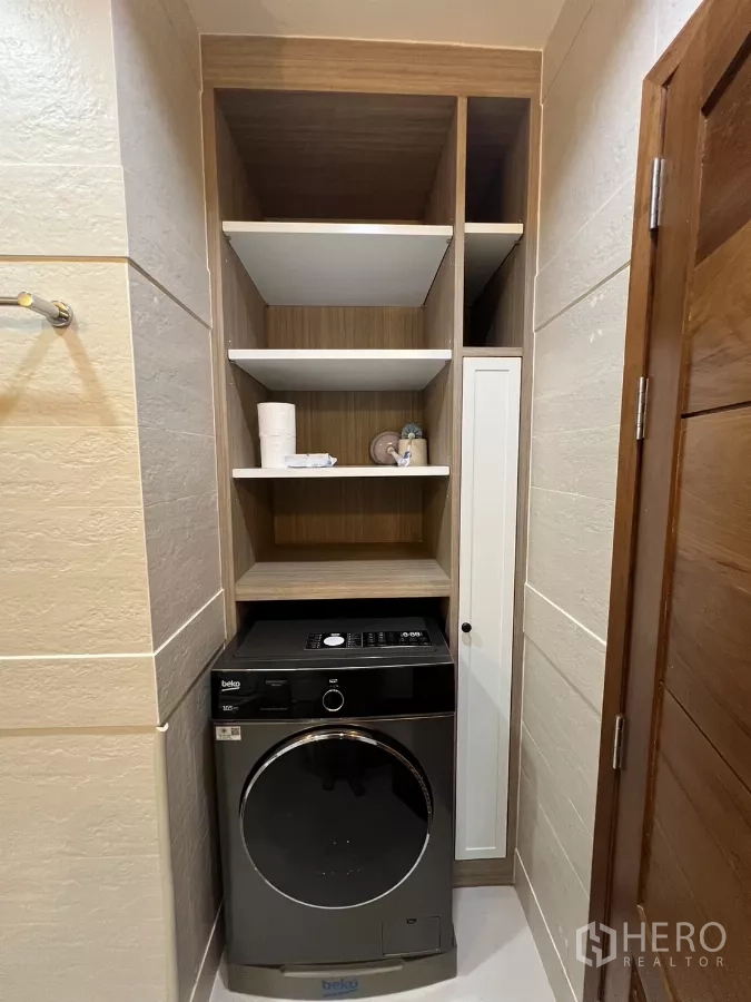 คอนโด ให้เช่าในBang Kapi, Bangkok - มุมซักผ้า เครื่องซักผ้าฝาหน้าและชั้นเก็บของ