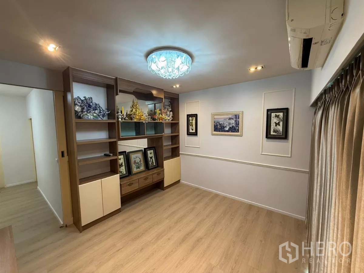 ทาวน์เฮาส์ ให้เช่าในSuan Luang, Bangkok - ห้องครอบครัวหรือห้องทำงาน พื้นลามิเนต กว้างขวาง พร้อมตู้บิลท์อิน