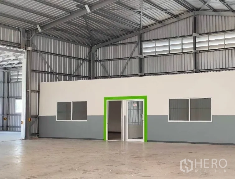 Warehouse for rent in Pak Kret, Nonthaburi - Wide view of the office block within the warehouse beneath the steel roof.