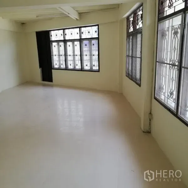 อาคารพาณิชย์ ให้เช่าในKhlong Toei, Bangkok - ห้องชั้นบนสว่าง ผนังครีม หน้าต่างติดเหล็กดัด