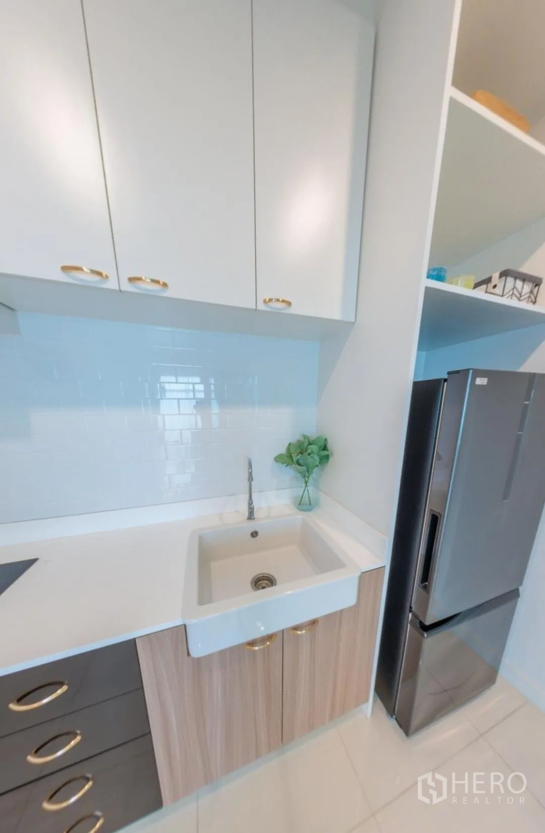 独栋房屋 for rent in Lam Luk Ka, Pathum Thani - 紧凑厨房，白色橱柜、深水槽、瓷砖挡水板与冰箱。