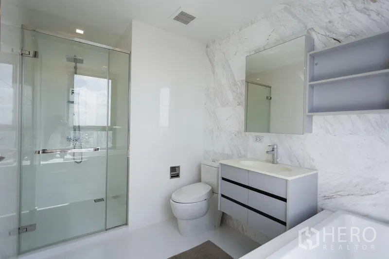 คอนโด ให้เช่าในWatthana, Bangkok - ห้องน้ำโมเดิร์น ผนังลายหินอ่อน เคาน์เตอร์อ่างล้างหน้า โถสุขภัณฑ์ และตู้กระจกอาบน้ำ
