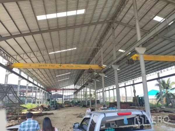 工厂 出租在Samut Sakhon - 大跨度仓库内景，双黄色行车与天窗，Samut Sakhon