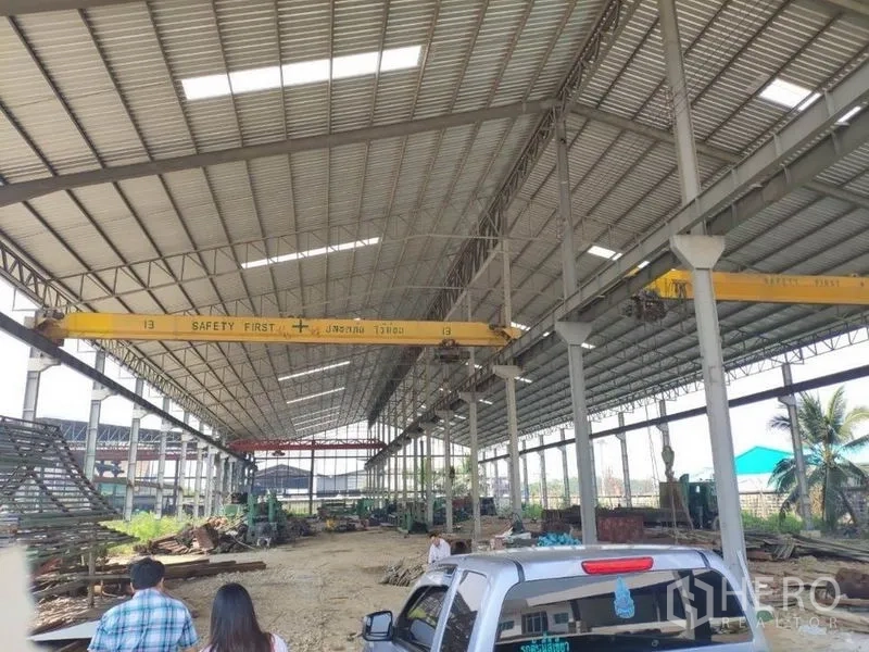 工厂 出租在Samut Sakhon - 大跨度仓库内景，双黄色行车与天窗，Samut Sakhon