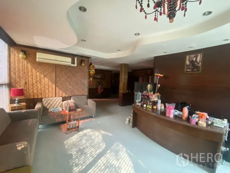 สำนักงาน ให้เช่าในKhlong Toei, Bangkok - พื้นที่ต้อนรับสำนักงานย่านพระโขนง เคาน์เตอร์ไม้โค้ง โซฟา และโคมแชนเดอเลียร์