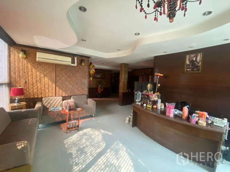 สำนักงาน ให้เช่าในKhlong Toei, Bangkok - พื้นที่ต้อนรับสำนักงานย่านพระโขนง เคาน์เตอร์ไม้โค้ง โซฟา และโคมแชนเดอเลียร์