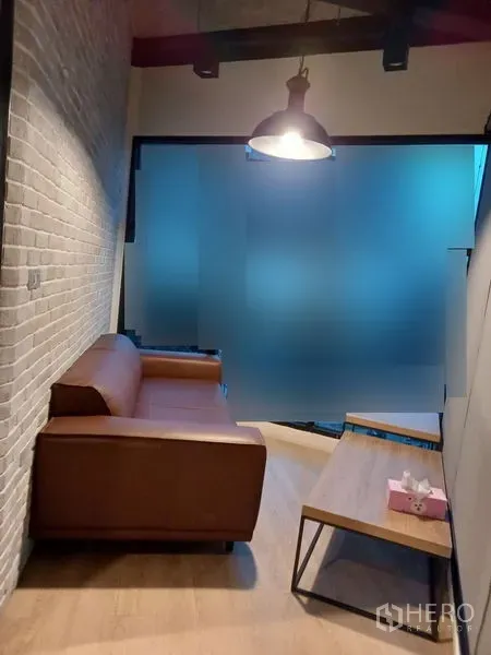 สำนักงาน ให้เช่าในChatuchak, Bangkok - มุมพักผ่อนพร้อมโซฟาสีน้ำตาล โต๊ะกลาง และฉากกระจกฝ้า