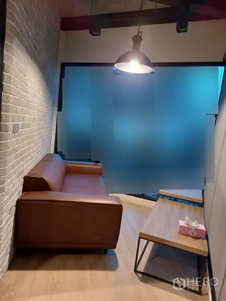 สำนักงาน ให้เช่าในChatuchak, Bangkok - มุมพักผ่อนพร้อมโซฟาสีน้ำตาล โต๊ะกลาง และฉากกระจกฝ้า