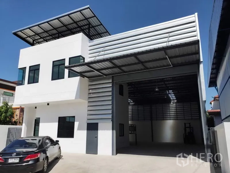 โรงงาน ให้เช่าในLam Luk Ka, Pathum Thani - ด้านหน้าโรงงานมีหลังคาโหลดสินค้าและลานจอดรถกว้าง