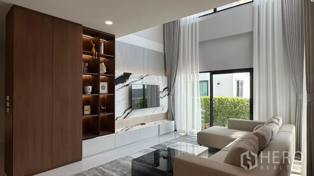 Detached House for rent in Bang Phli, Samut Prakan - Double-height lounge with floor-to-ceiling sheer curtains and sliding doors.
