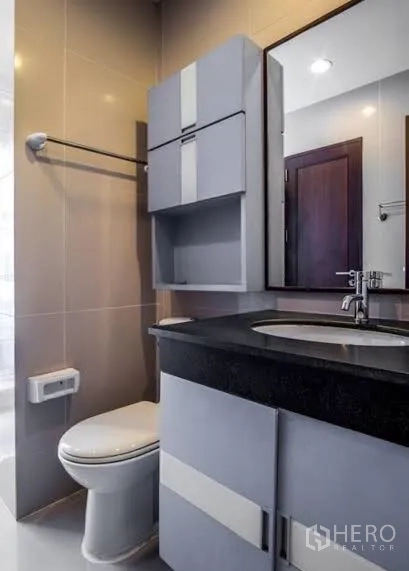 คอนโด ให้เช่าหรือขายในWatthana, Bangkok - ห้องน้ำสไตล์โมเดิร์น มีอ่างล้างหน้า กระจก ตู้แขวน และโถสุขภัณฑ์