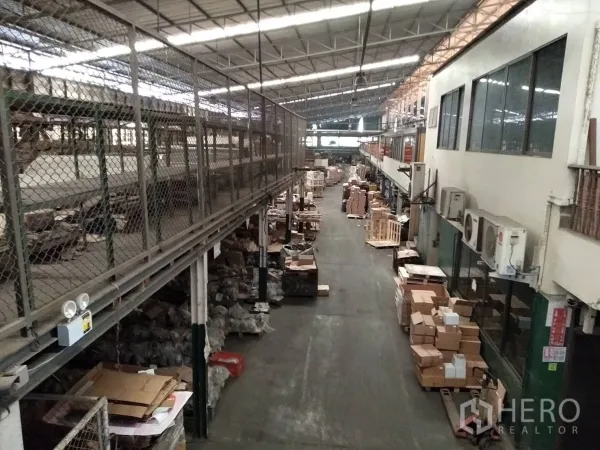 โรงงาน ให้เช่าในLam Luk Ka, Pathum Thani - ทางเดินชั้นลอยติดบล็อกสำนักงาน มองเห็นพื้นที่ผลิตด้านล่าง