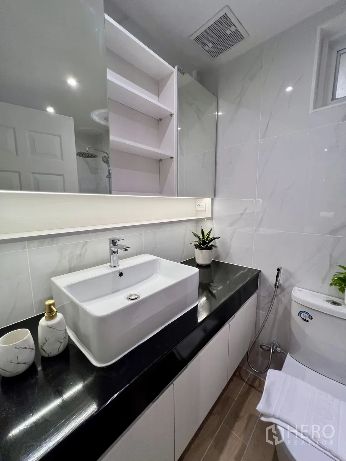 公寓 for sale in Yan Nawa, Bangkok - 卫浴台盆柜特写，镜柜与储物空间。
