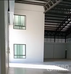 Factory for sale in Bang Bo, Samut Prakan - Spacious warehouse interior with 12-meter high ceiling, steel trusses and windows beside the office block.