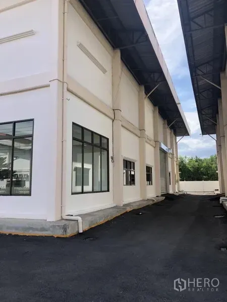 货栈 出租 - 仓库转角处的办公窗与带顶侧向装卸通道。