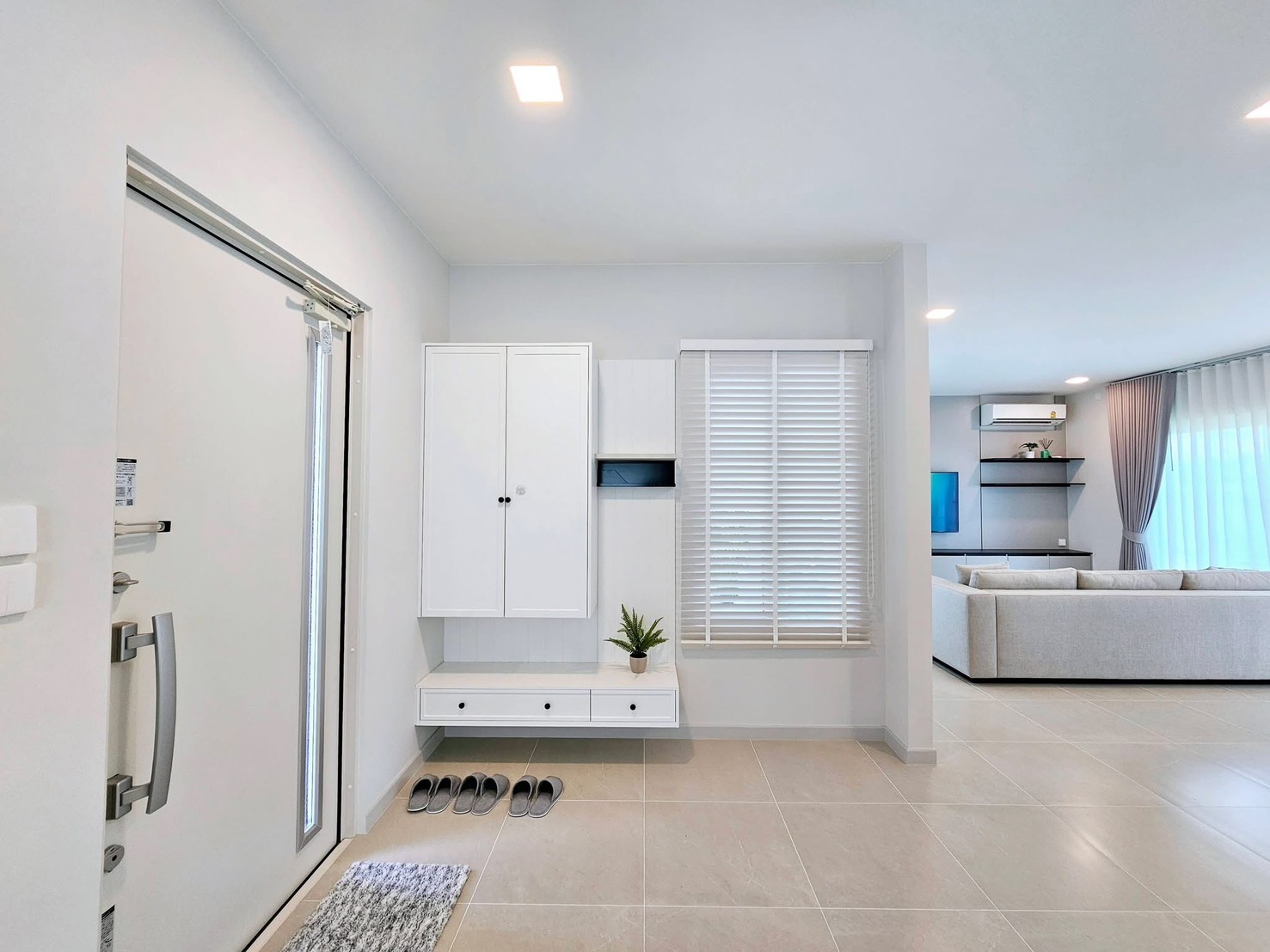 Detached House for rent in Bang Phli, Samut Prakan - Bright entry foyer with built-in shoe cabinet and blinds leading to the living room.