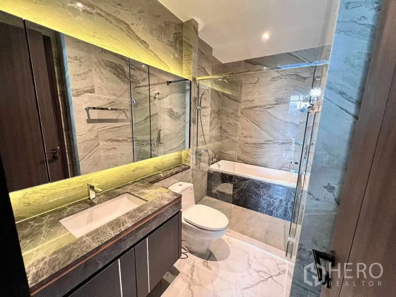 คอนโด ให้เช่าในWatthana, Bangkok - ห้องน้ำหินอ่อน กระจกกั้นอาบน้ำพร้อมอ่างอาบน้ำ