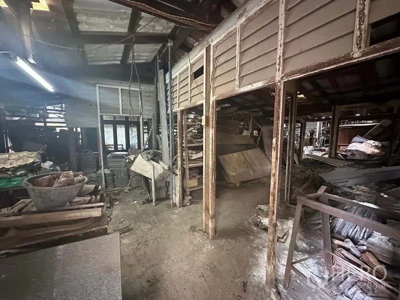 คลังสินค้า ให้เช่าในWatthana, Bangkok - ทางเดินแคบของเวิร์กช็อปเก่าพร้อมผนังไม้และพื้นคอนกรีต