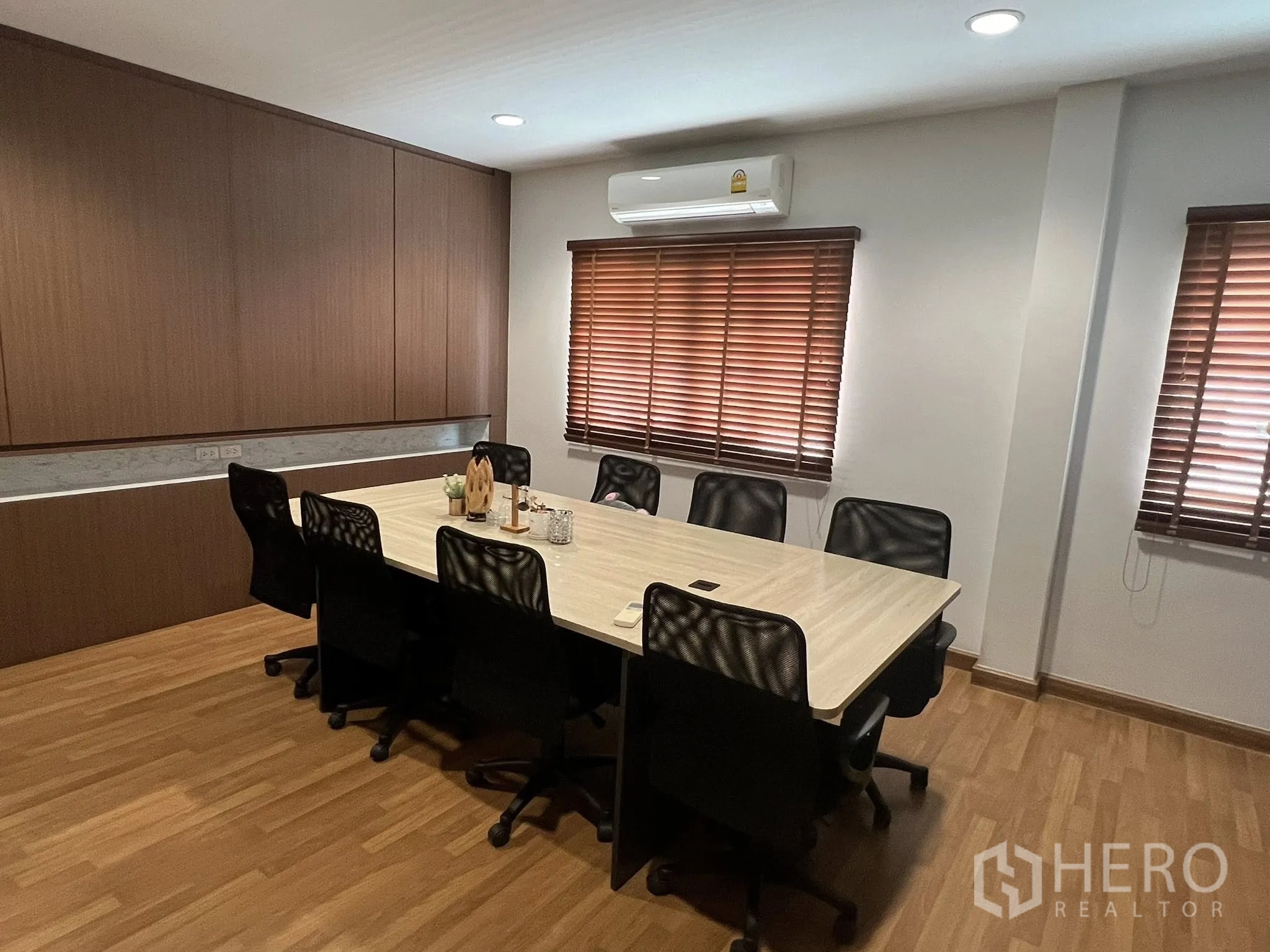 Detached House for rent or sale in Don Mueang, Bangkok - Boardroom with wood blinds, air conditioning and ample natural light.
