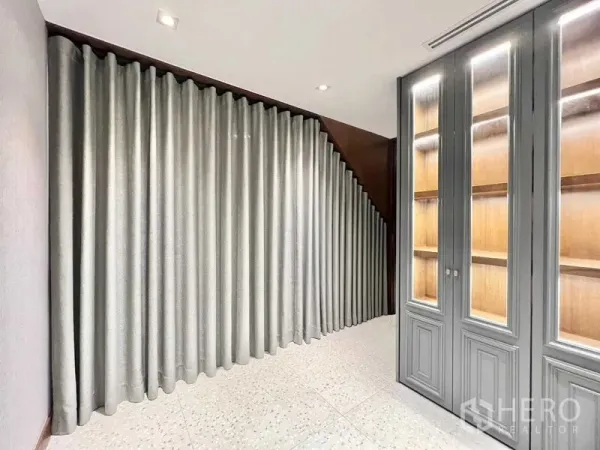 公寓 出售在Khlong Toei, Bangkok - 走廊设高帘与带灯展示柜，位于楼梯下方。