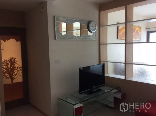 公寓 出租在Khlong Toei, Bangkok - 客厅影音区，玻璃电视柜与磨砂隔断置物架。