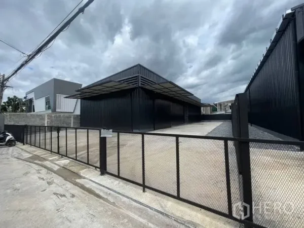 คลังสินค้า ให้เช่าในLat Phrao, Bangkok - ประตูรั้วโกดังกว้างและลานคอนกรีตขนาดใหญ่หน้าพื้นที่ พร้อมกันสาดขนถ่ายสินค้า.