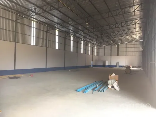 货栈 出租在Sai Mai, Bangkok - 钢结构高层仓库内部，混凝土地面与竖向采光窗