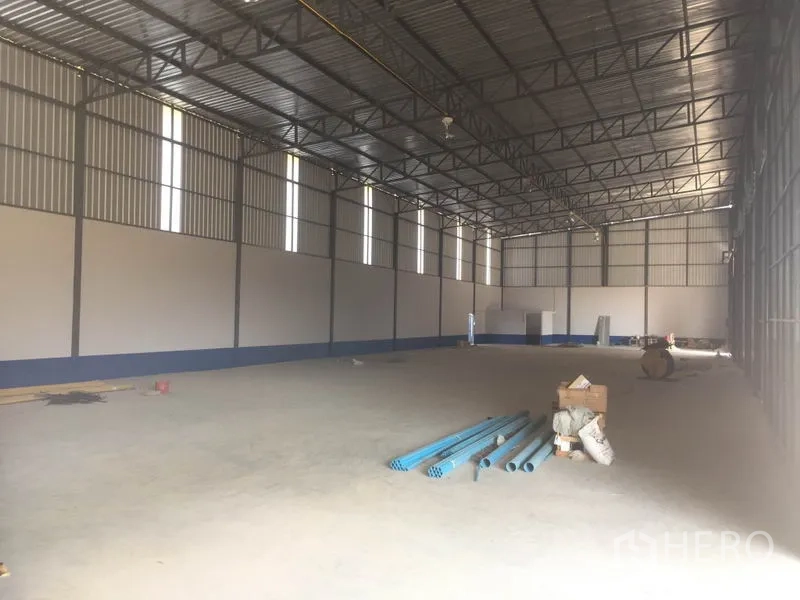 货栈 出租在Sai Mai, Bangkok - 钢结构高层仓库内部，混凝土地面与竖向采光窗