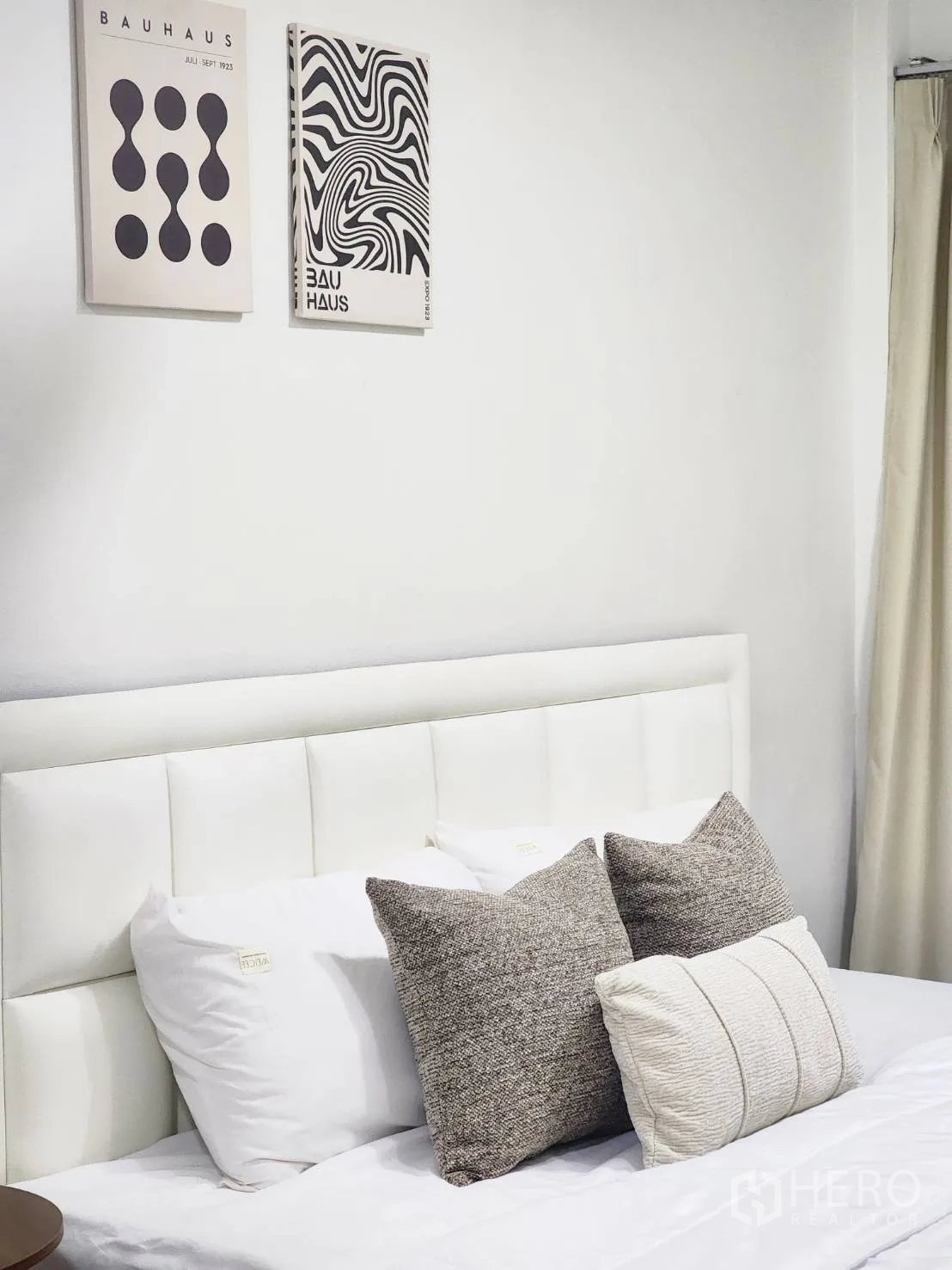 บ้านเดี่ยว for rent in Huai Khwang, Bangkok - ระยะใกล้หัวเตียงบุพร้อมหมอนโทนอบอุ่นและภาพติดผนังสมัยใหม่