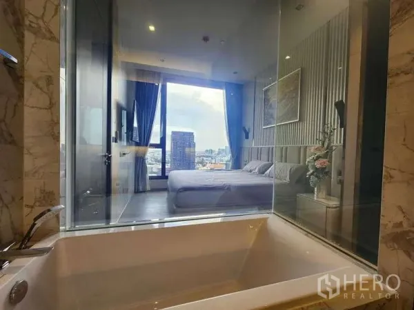 คอนโด ให้เช่าในWatthana, Bangkok - อ่างอาบน้ำพร้อมช่องหน้าต่างมองเข้าหาห้องนอนและกระจกบานใหญ่เห็นวิวเมือง