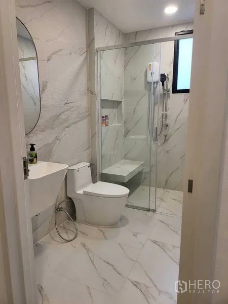 บ้าน ให้เช่าในSaphan Sung, Bangkok - ห้องน้ำลายหินอ่อน พร้อมฝักบัวกระจกและเบาะนั่งในห้องอาบน้ำ