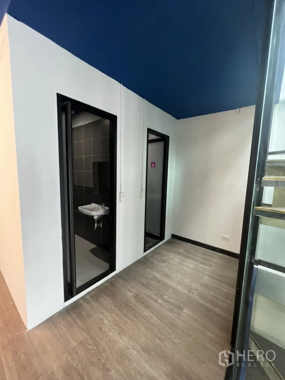 สำนักงาน ให้เช่าในWatthana, Bangkok - โถงทางเดินไปยังประตูห้องน้ำสองห้อง ข้างบันไดกระจก