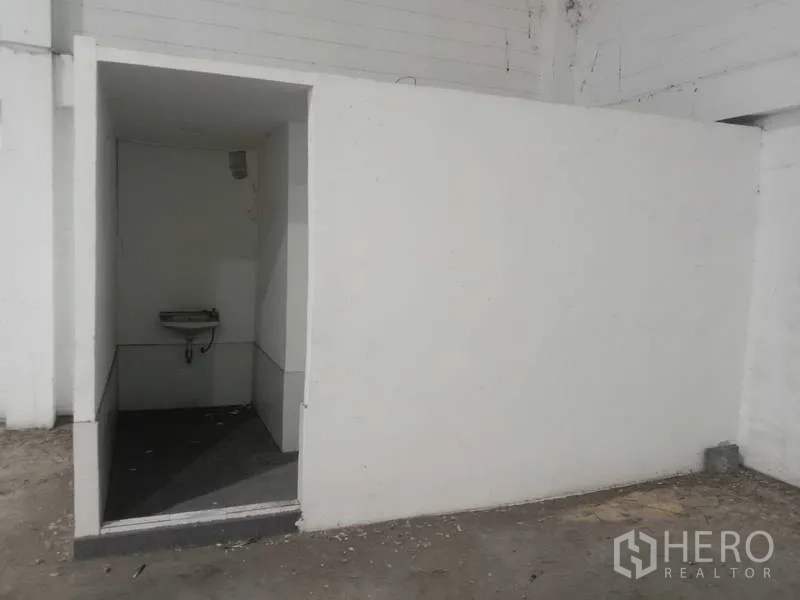 工厂 出租在Samut Prakan - 厂内简易卫生间，带洗手盆