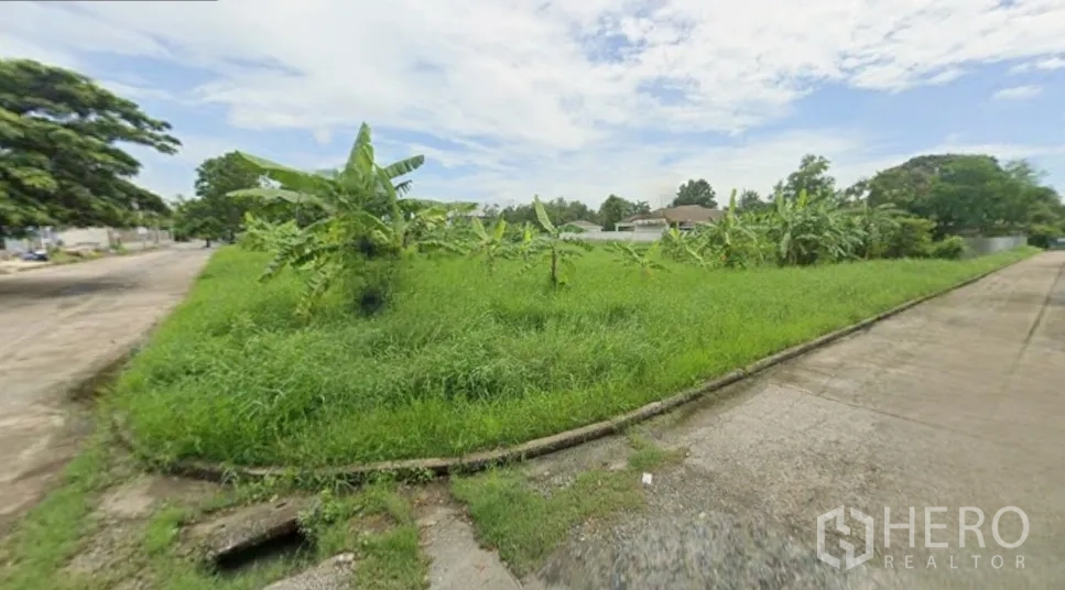ที่ดิน for rent in Prawet, Bangkok - แปลงมุมหน้ากว้างติดถนนสองด้าน มีรางระบายน้ำริมทาง