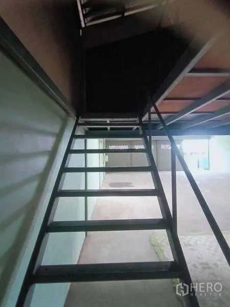 货栈 出售在Khlong Luang, Pathum Thani - 夹层房间，金属瓦屋顶与窗户、木质隔墙