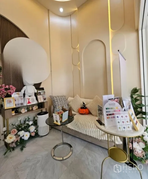 พื้นที่ขายปลีก ให้เช่าในWatthana, Bangkok - มุมรับรองลูกค้า โซฟาบิลท์อิน ชั้นโชว์ และไฟบรรยากาศ