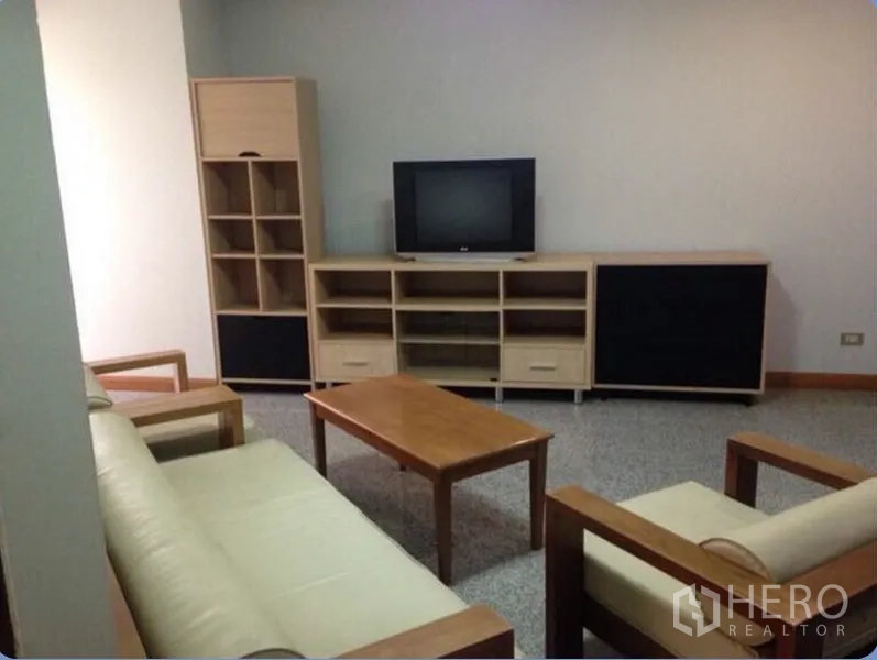 Condominium for rent in Ratchathewi, Bangkok - Cozy living room with TV console, shelving and light wood furniture