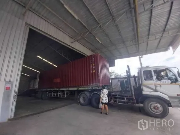 คลังสินค้า ขายในSai Noi, Nonthaburi - จุดโหลดสินค้ามีหลังคาพร้อมรถตู้คอนเทนเนอร์เทียบประตูม้วนขนาดใหญ่