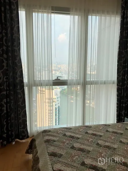 คอนโด ให้เช่าหรือขายในKhlong San, Bangkok - ห้องนอนที่สองพร้อมผ้าม่านโปร่งและวิวแม่น้ำผ่านหน้าต่างบานใหญ่