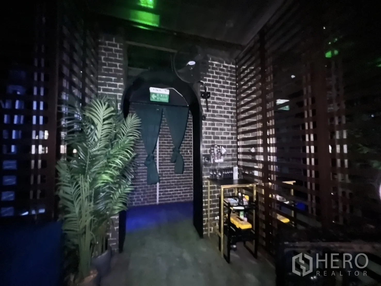 零售空间 出租在Bangkok - 走廊，拱门出口标志、木格栅与室内绿植