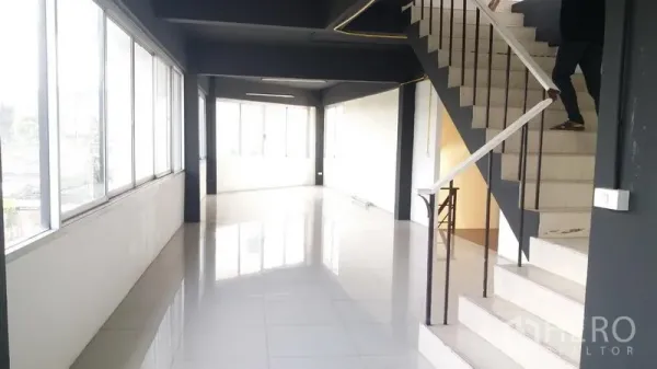 店屋 出售在Chatuchak, Bangkok - 店屋室内，开放式楼层，白色瓷砖地面与大窗户，配有内楼梯