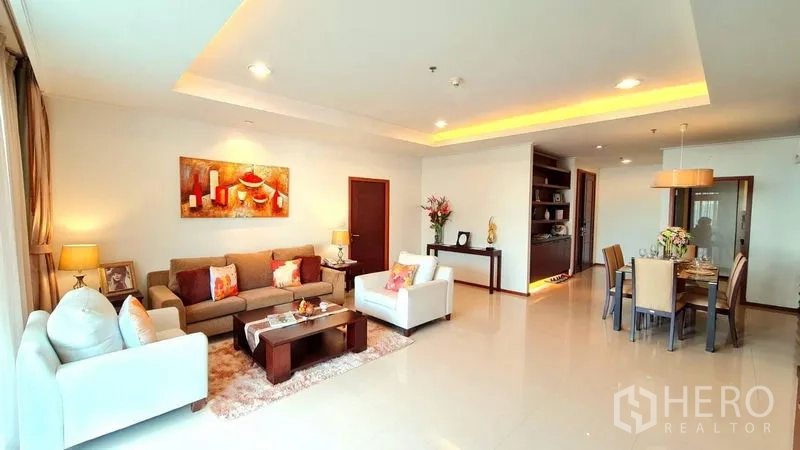 อพาร์ทเมนท์ ให้เช่าในKhlong Toei, Bangkok - ภาพมุมกว้างของพื้นที่รับแขกและรับประทานอาหาร พร้อมไฟฝังฝ้าและพื้นกระเบื้อง