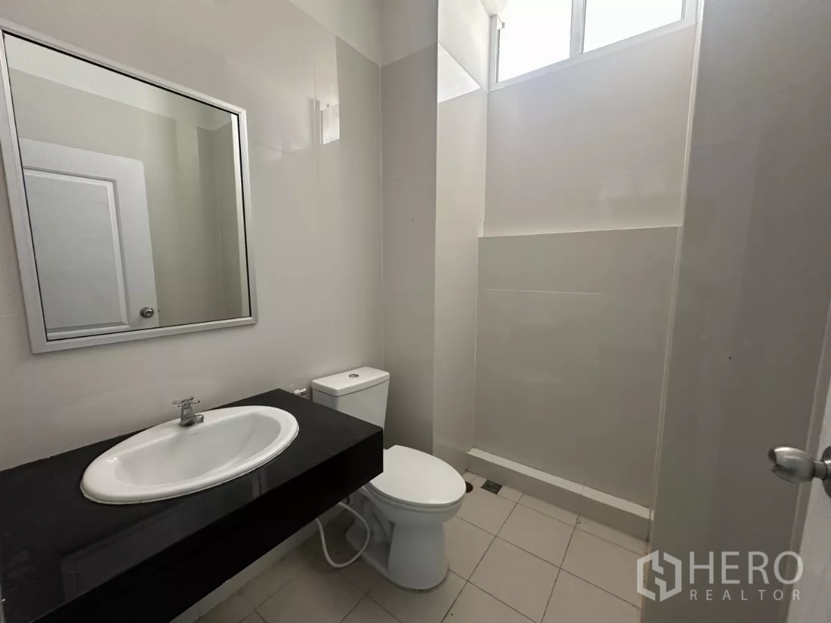 โรงงาน ให้เช่าในBang Phli, Samut Prakan - ห้องน้ำอีกห้อง มีอ่างล้างหน้า โถสุขภัณฑ์ และพื้นที่อาบน้ำ